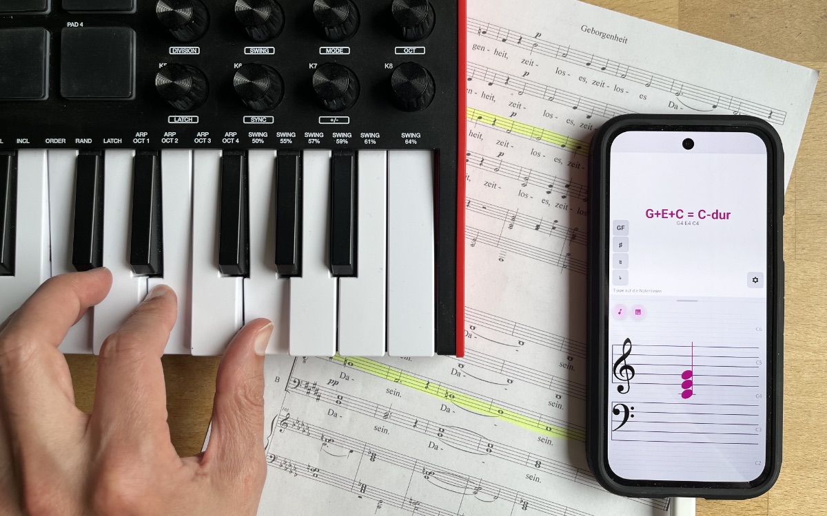 Playing a MIDI keyboard while Tap The Tone recognises the chord live on a phone